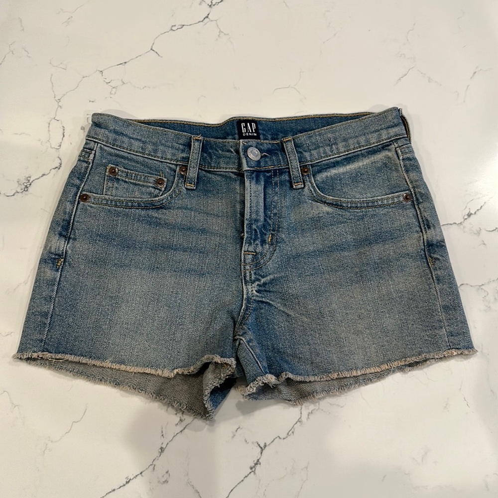 NWOT. GAP denim frayed hem short. Size 25.